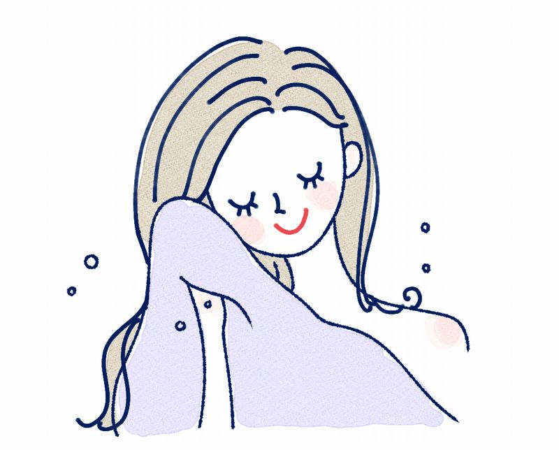 ふわふわなバスタオルを使う女性