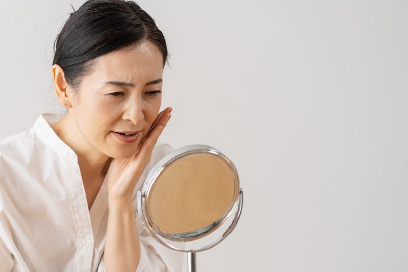 顔のしわを気にする女性