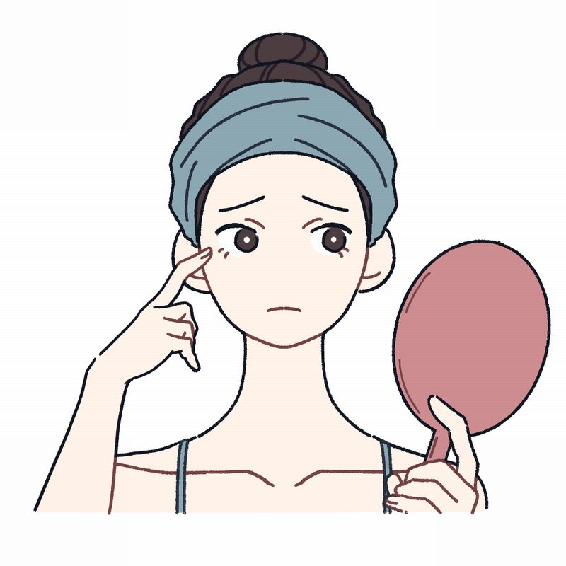 目じりのケアをする女性
