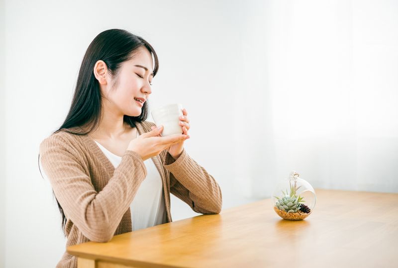 水を飲む女性