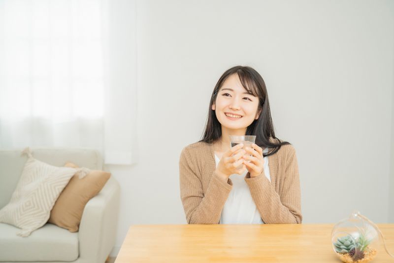 お水が入ったコップを持っている女性