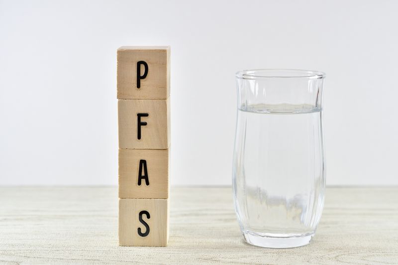 水が入ったコップとpfasの文字