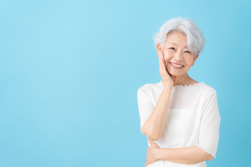 スキンケアをするシニアの女性