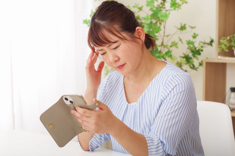 スマホを見ている女性