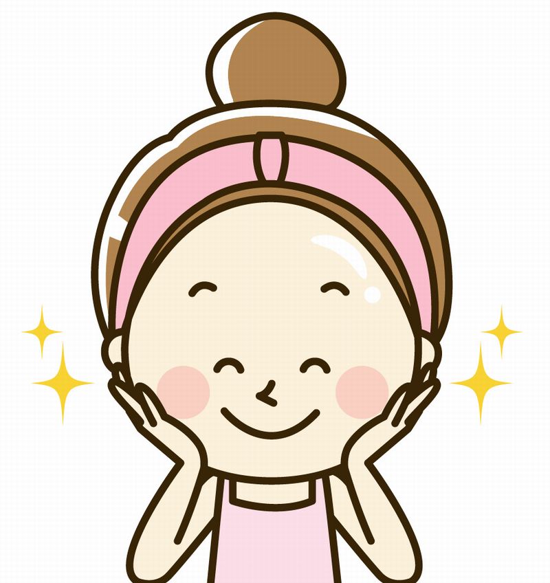 笑顔でお肌の手入れをする女性