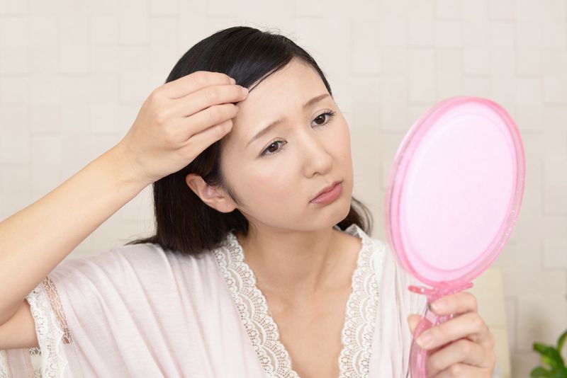 シワやたるみが気になる女性